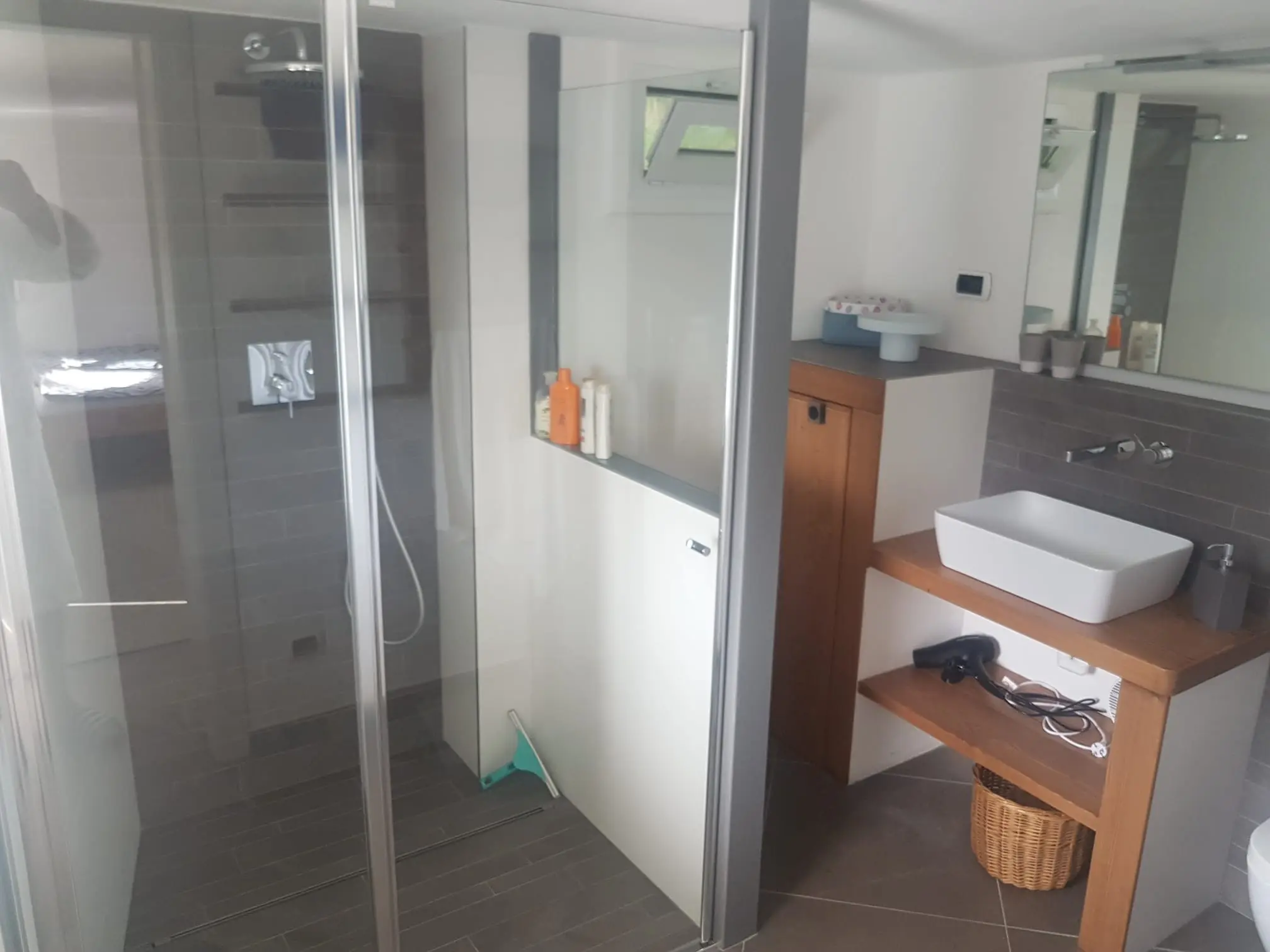 Modernes Badezimmer mit Dusche und Waschbecken