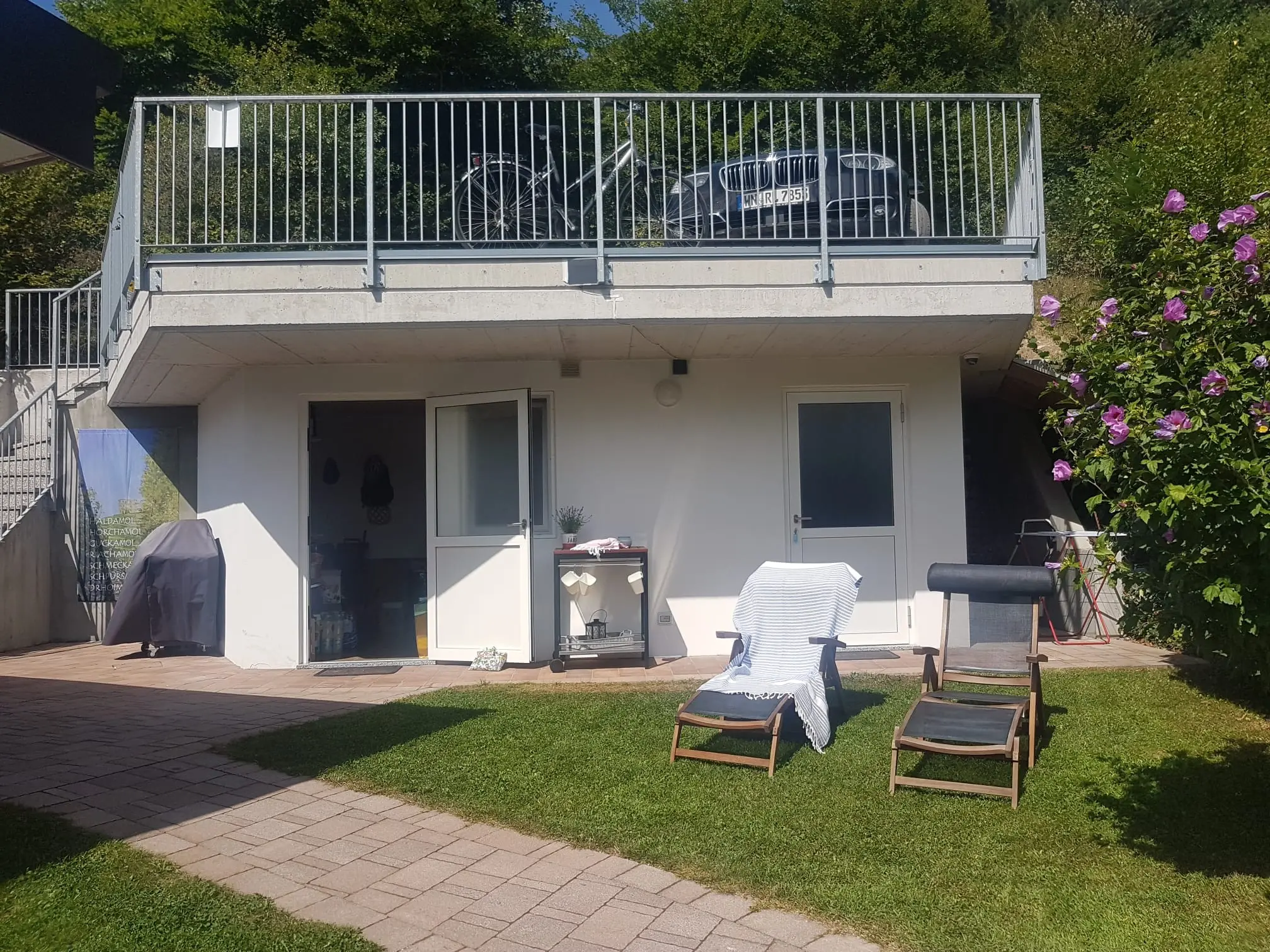 Garten und Terrasse direkt an der Villa Carina