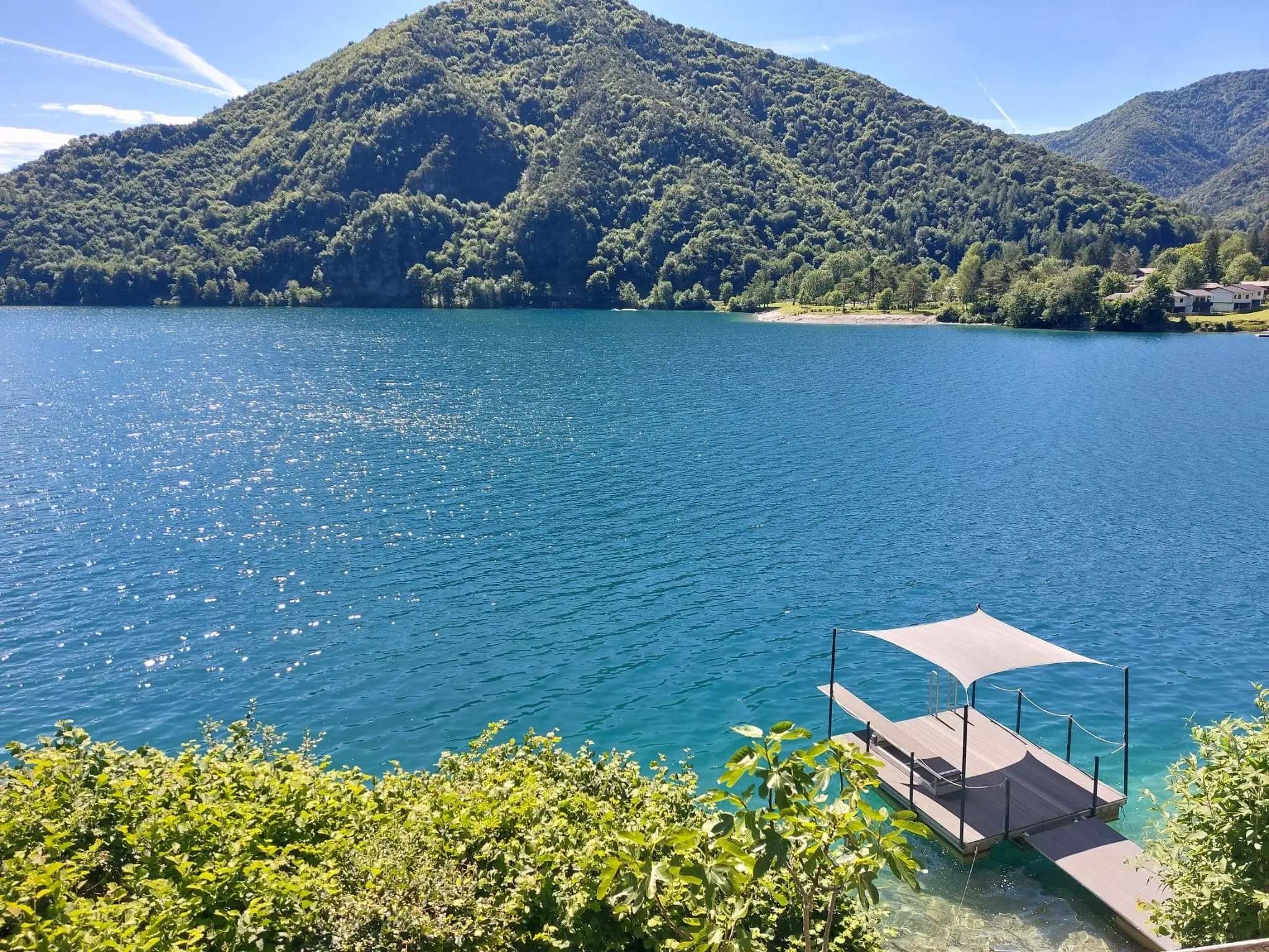 Ponton mit Sonnendach und Bergpanorama am Ledrosee