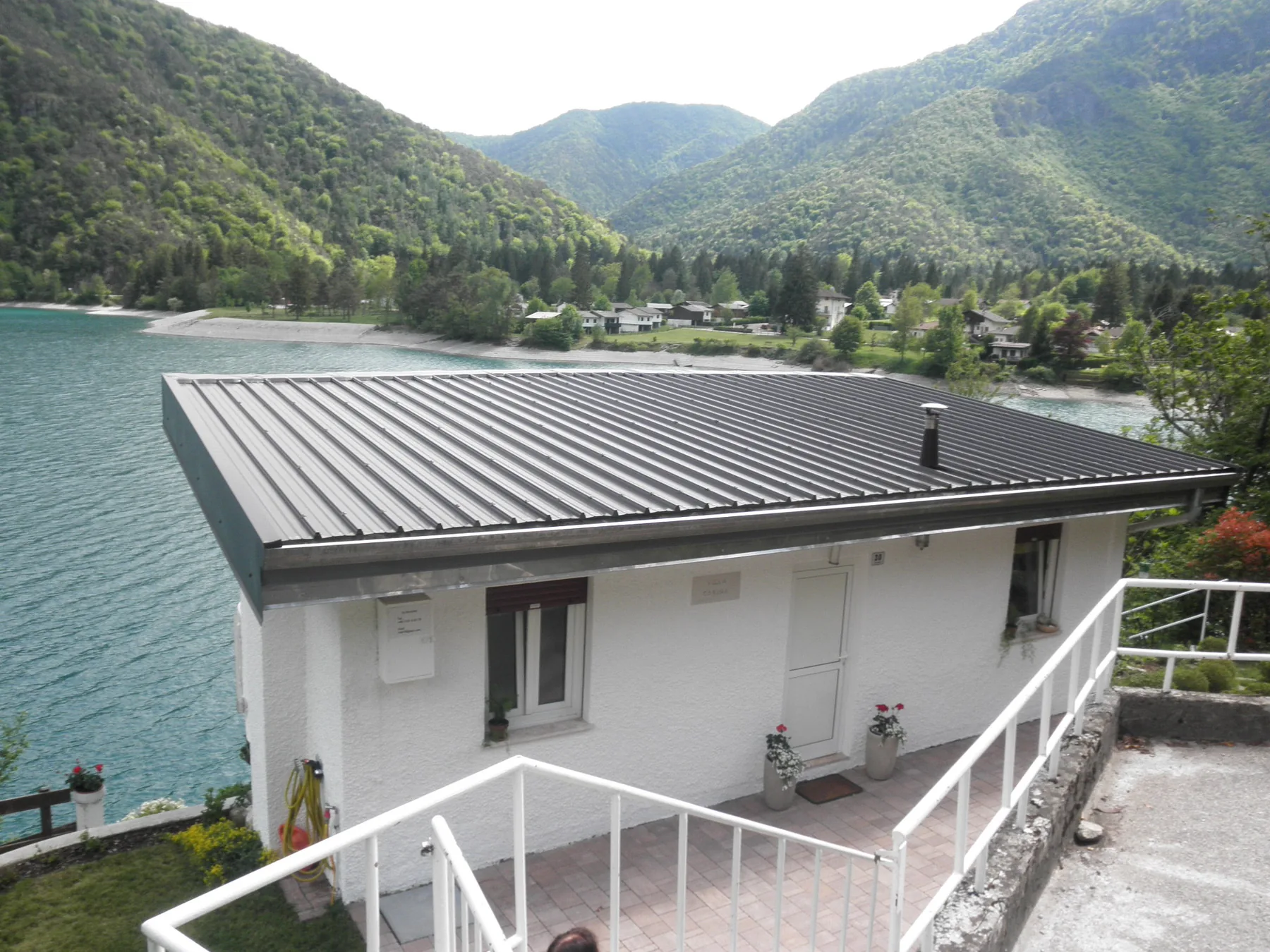 Ausblick über Dach und Balkon auf den Ledrosee