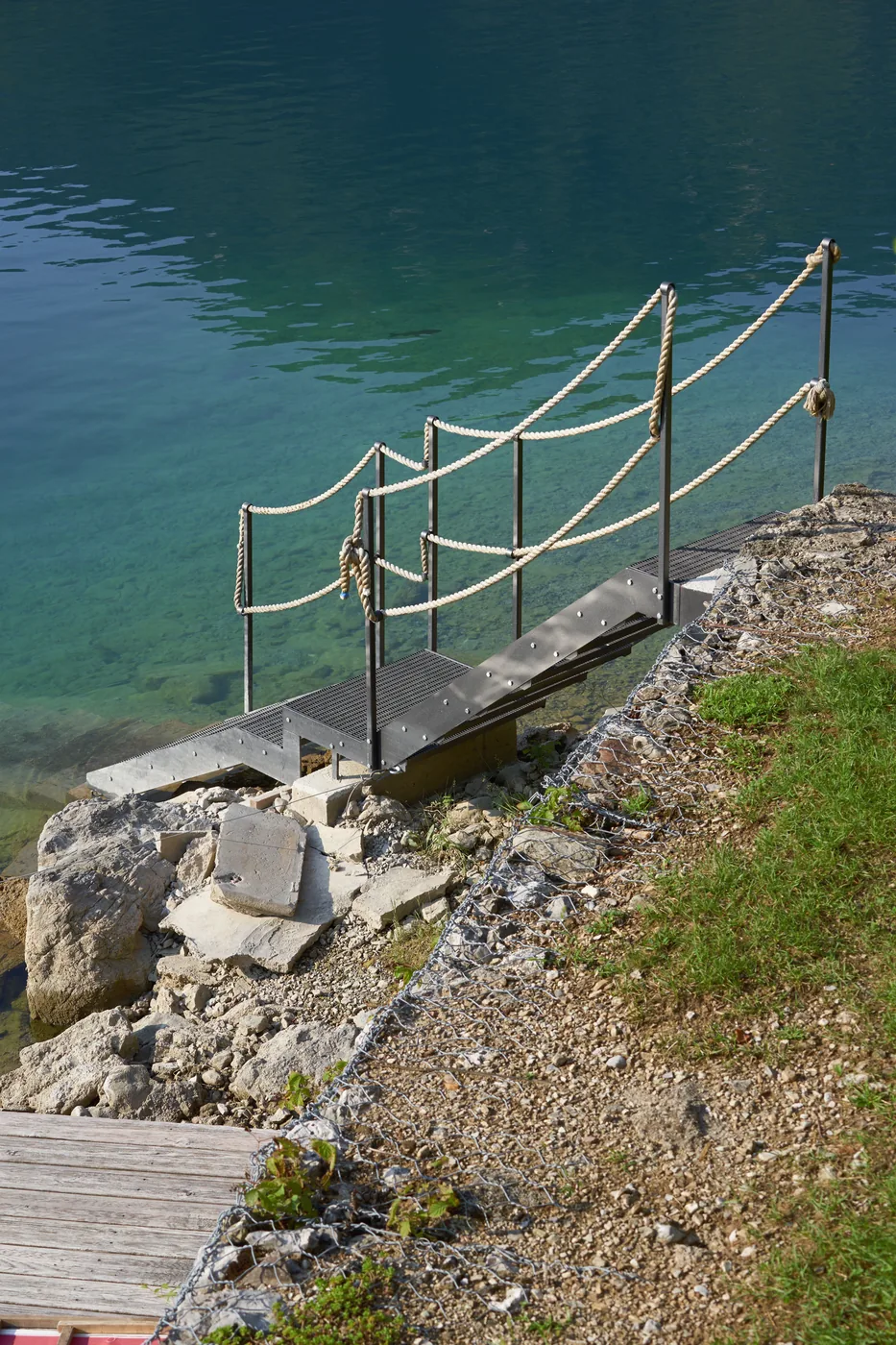 Badeleiter und Uferbereich am Ledrosee
