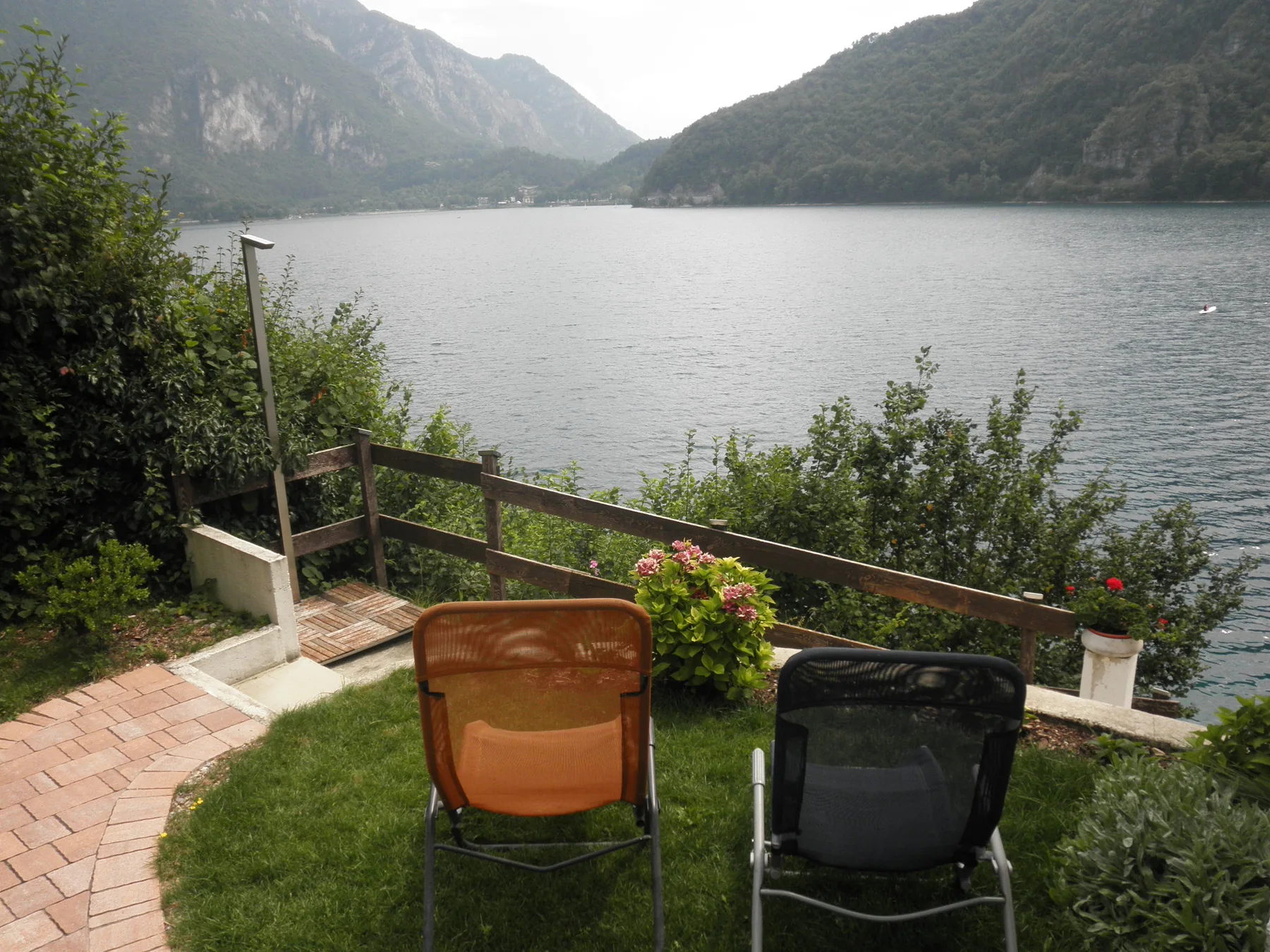 Sitzplatz am See mit Blick auf die Berge